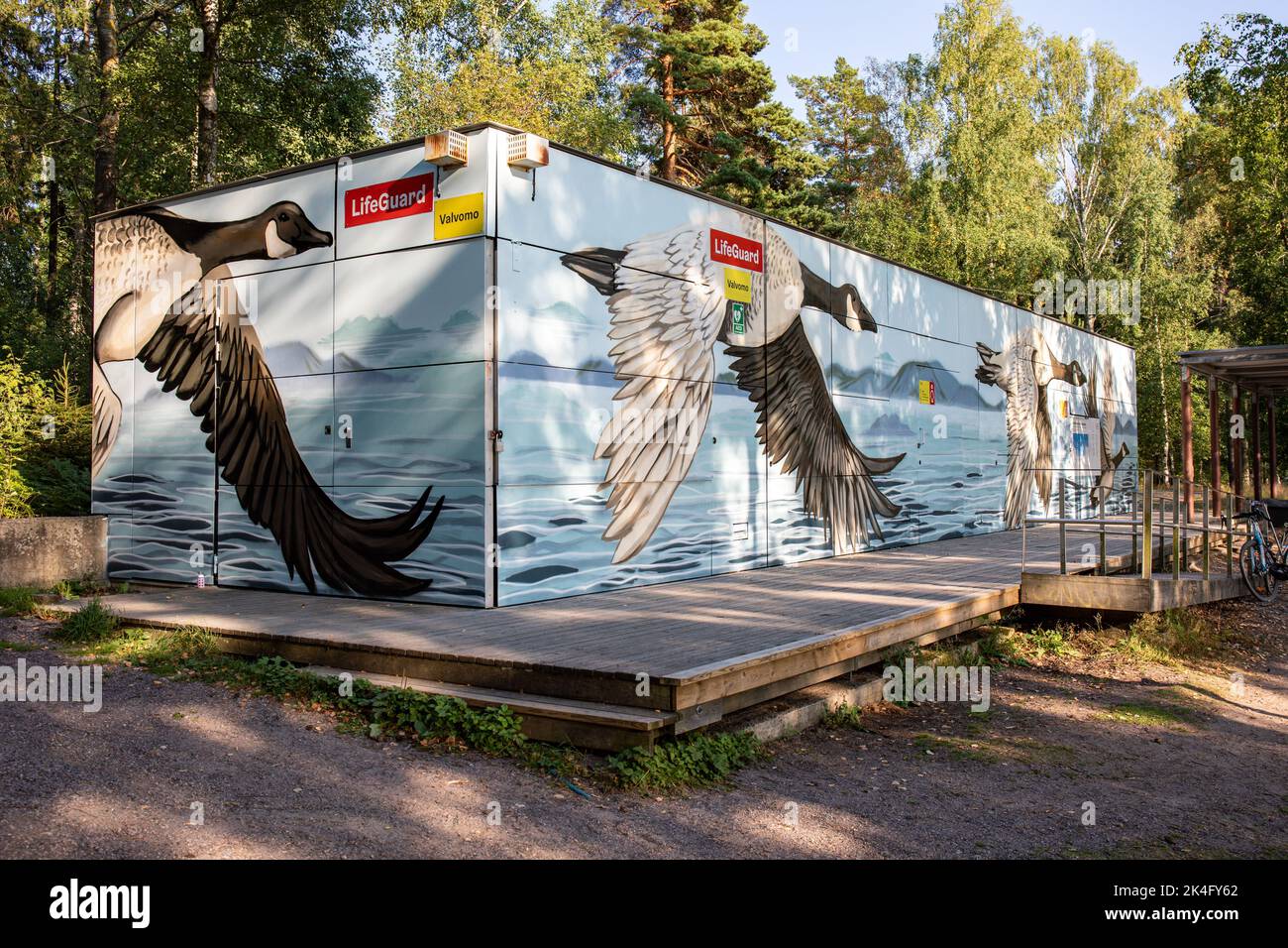 Kanadagänse Graffiti von Jennifer Backlund und Leena Pukki auf der Umkleidekabine am Strand von Munkkiniemi Beach, Helsinki, Finnland Stockfoto