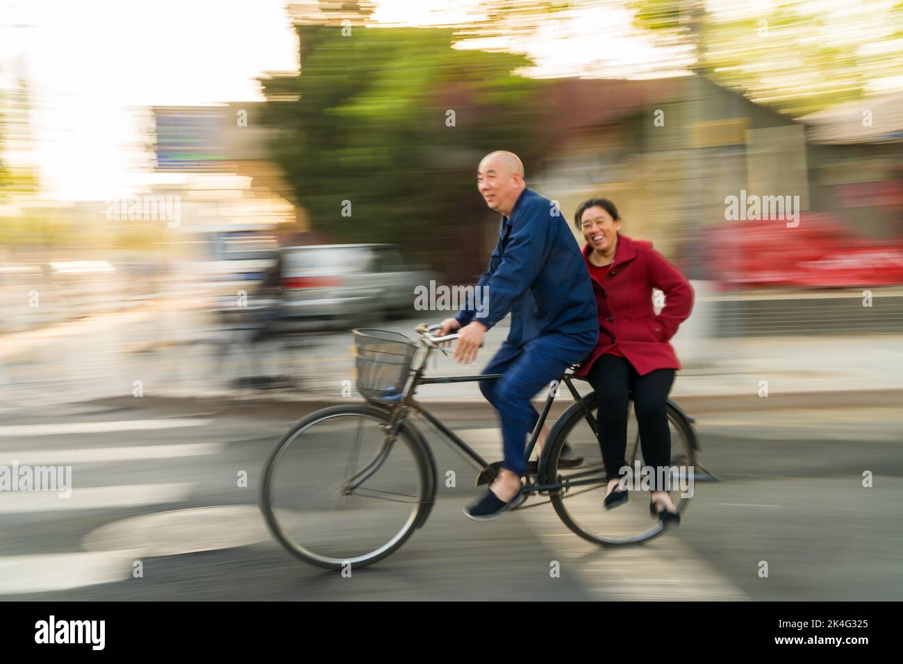 Älteres Paar auf dem Fahrrad, Peking, China Stockfoto
