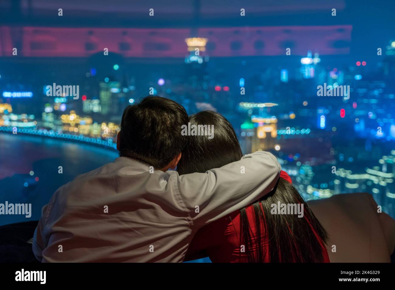 Ein Paar bewunderte den Blick auf den Bund von der Vue Bar im Hyatt on the Bund Hotel in Shanghai Stockfoto