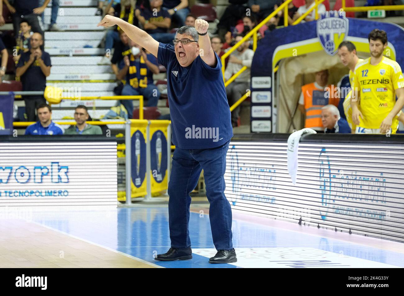 Verona, Italien. 02. Oktober 2022. Alessandro Ramagli Cheftrainer von Tezenis Verona während der Tezenis Verona vs Happy Casa Brindisi, Italienische Basketball A Serie Championship in Verona, Italien, Oktober 02 2022 Quelle: Independent Photo Agency/Alamy Live News Stockfoto