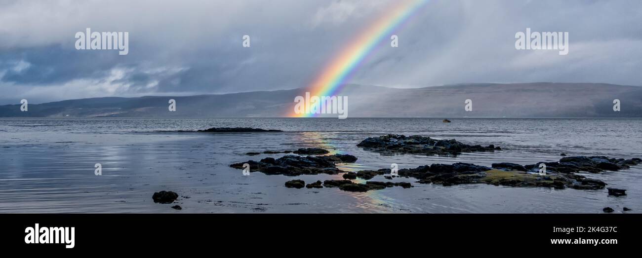Regenbogen über dem Sound of Mull in der Nähe von Salen, Schottland, Großbritannien Stockfoto