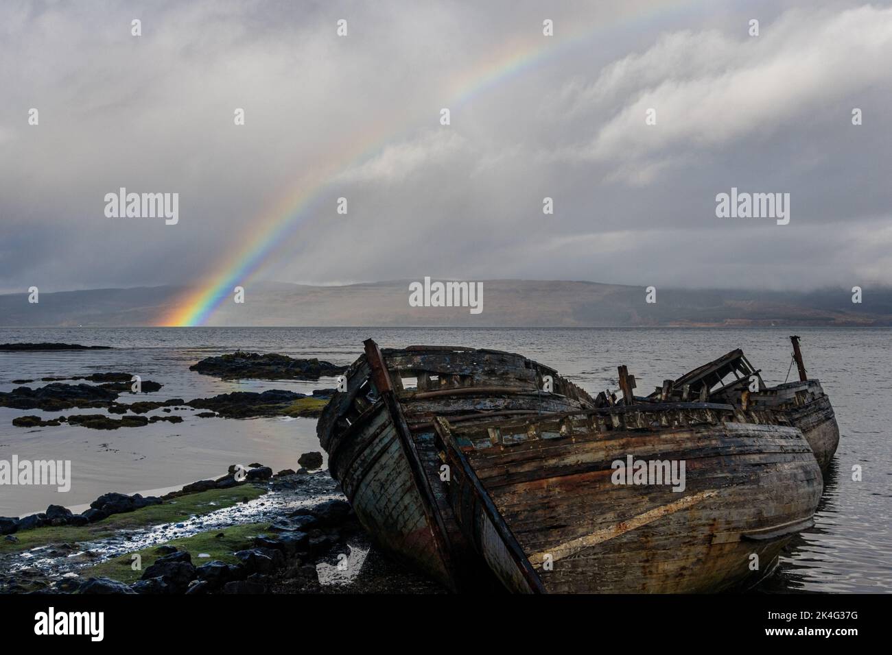 Regenbogen und gestrandete Fischerjungen in Salen, Isle of Mull, Schottland, Vereinigtes Königreich Stockfoto