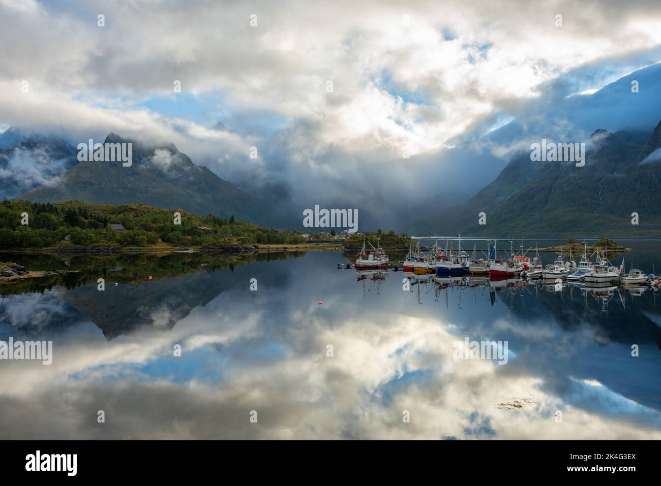 Die Boote vertäuten in der Nähe des Dorfes reine, Lofoten-Inseln, Norwegen. Stockfoto