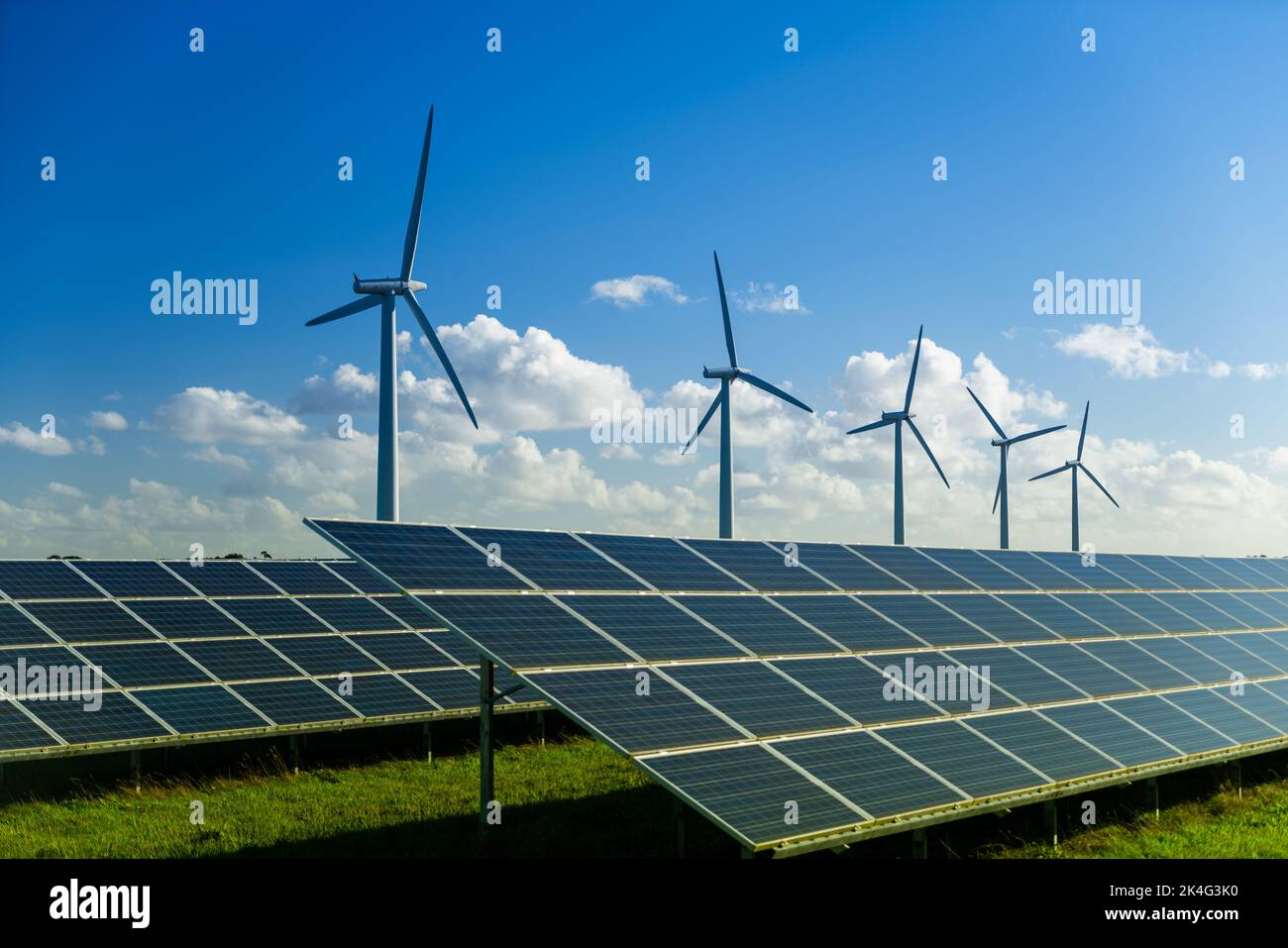 Windkraftanlagen und Sonnenkollektoren Energiegenerater auf dem Windpark Stockfoto