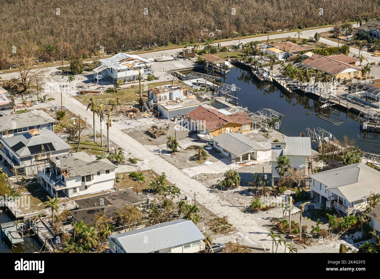 Sanibel Island, Usa. 01. Oktober 2022. Luftaufnahmen der beschädigten Häuser, die durch den massiven Kategorie-4-Unwuthals Ian zerstört wurden, der die Westküste Floridas am 1. Oktober 2022 in Sanibel Island, Florida, heimgesucht hat. Kredit: PO3 Riley Perkofski/US Küstenwache/Alamy Live Nachrichten Stockfoto