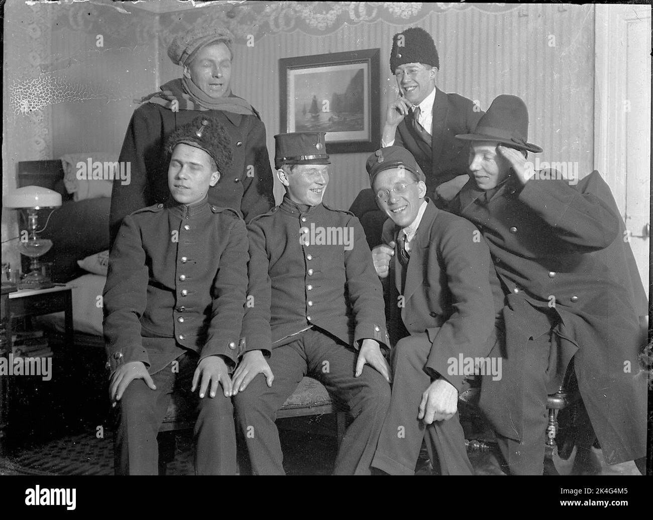 Gruppenbild von jungen Männern, die in Militärrechnungen gekleidet sind, möglicherweise maskiert. Lima, Dalarna Nordic Stockfoto