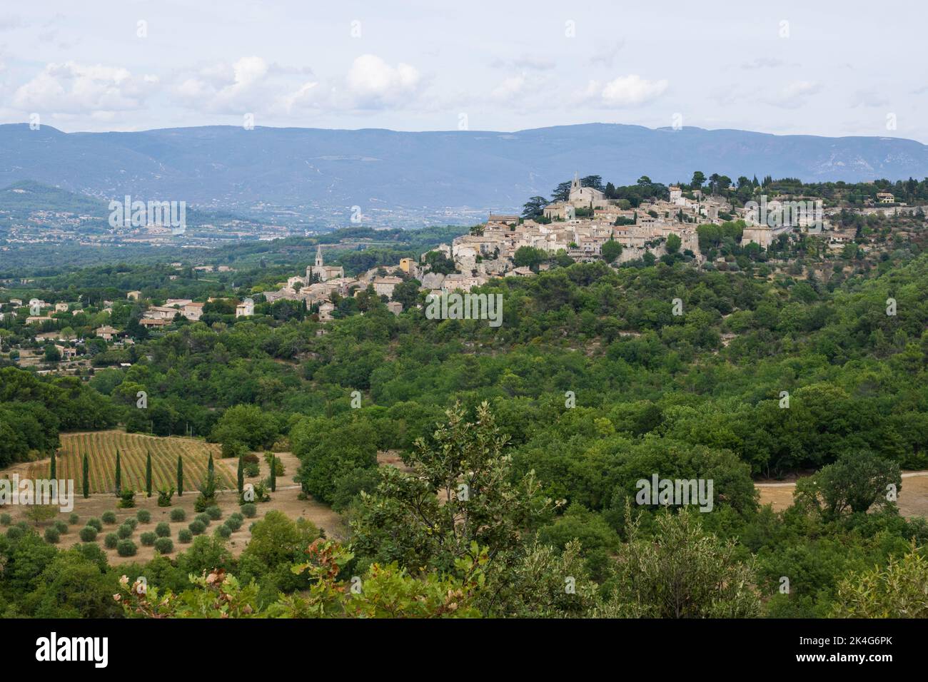 Blick auf das Bergdorf Bonnieux im Luberon-Tal in Südfrankreich. Stockfoto