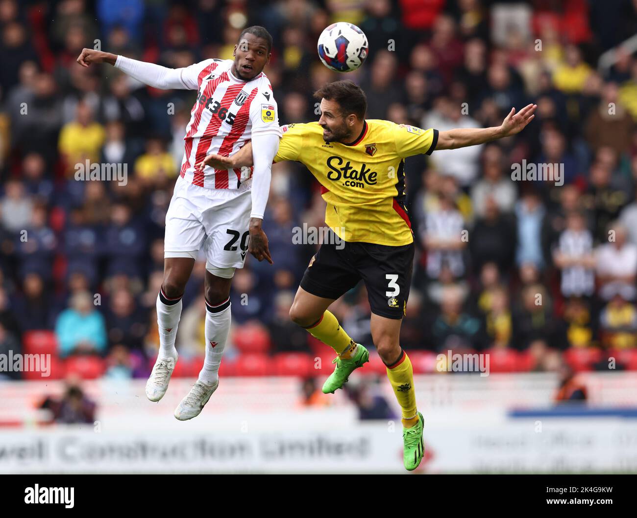 Stoke, Großbritannien. 2. Oktober 2022. Dujon Sterling von Stoke City (L) fordert Mario Gaspar von Watford während des Sky Bet Championship-Spiels im bet365 Stadium, Stoke, heraus. Bildnachweis sollte lauten: Darren Staples/Sportimage Credit: Sportimage/Alamy Live News Stockfoto