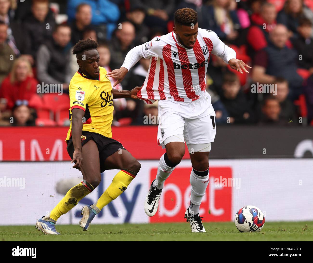 Stoke, Großbritannien. 2. Oktober 2022. Hassane Kamara aus Watford (L) fordert Tyrese Campbell aus Stoke City während des Sky Bet Championship-Spiels im bet365 Stadium in Stoke heraus. Bildnachweis sollte lauten: Darren Staples/Sportimage Credit: Sportimage/Alamy Live News Stockfoto