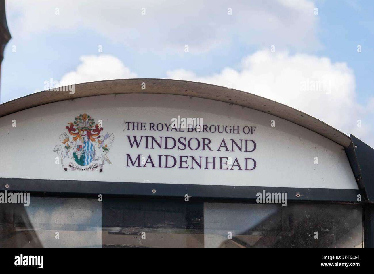 WINDSOR, ENGLAND - 11. September 2022: Die Bushaltestelle Royal Borough of Windsor und Maidenhead im Stadtzentrum von Windsor Stockfoto