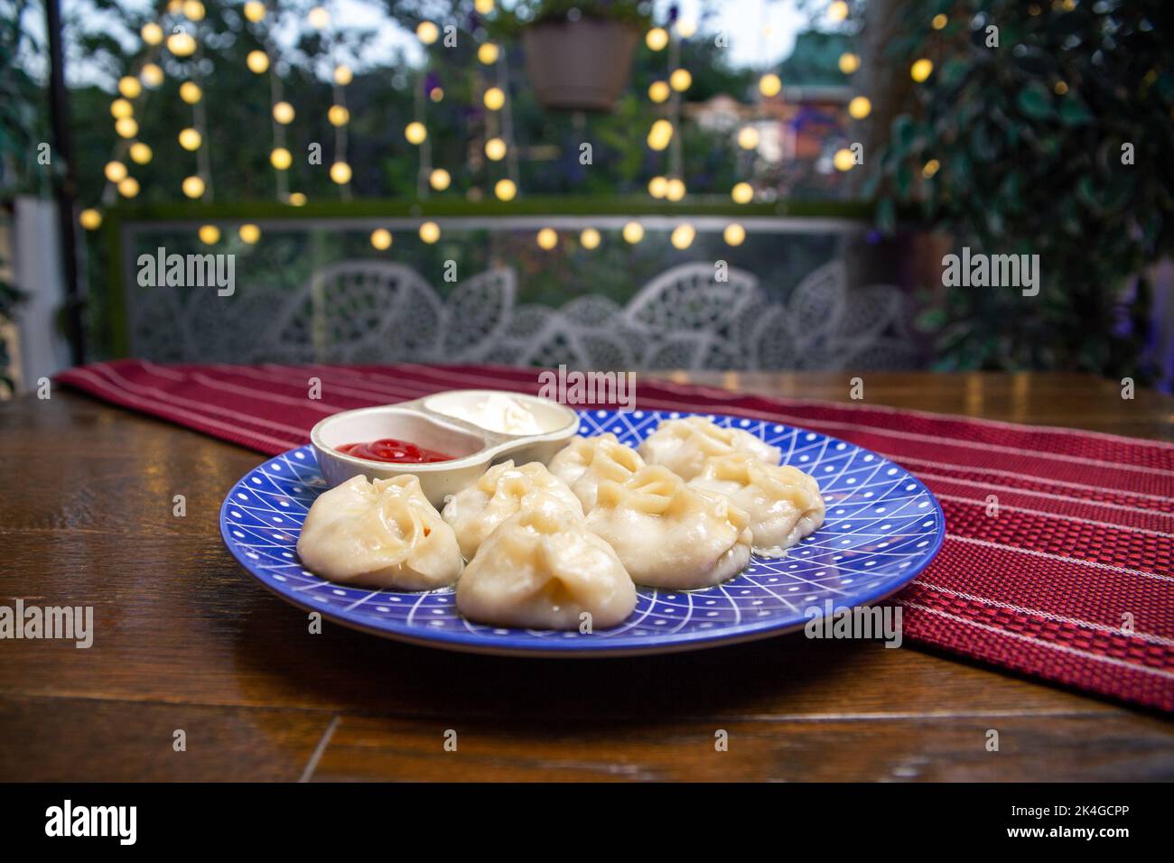 Eine Portion Manta-Strahlen auf einer blauen Platte auf dem Tisch Stockfoto