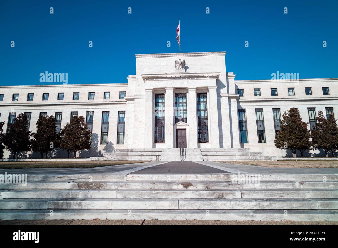 Das Marriner S. Eccles Federal Reserve Board Building in Washington, D.C. an einem sonnigen Wintertag. Weite Aufnahme vom Südeingang auf der Constitution Ave Stockfoto