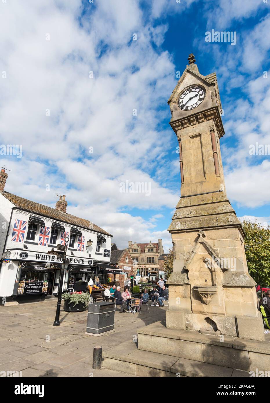 Thirsk Market Place Clock Spire und das White Horse Café, North Yorkshire, England, Großbritannien Stockfoto