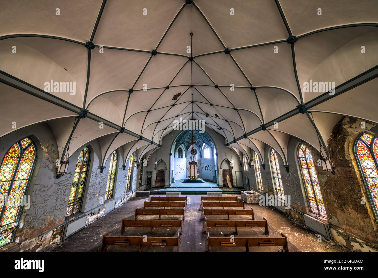 Verlassene Kirche mit Spinnendecke Stockfoto
