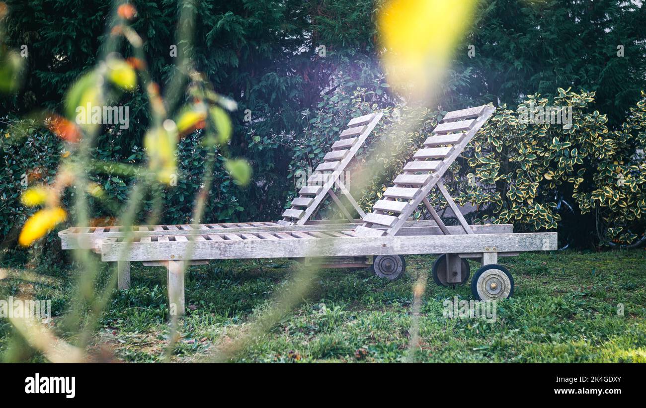 Zwei Gartenliegen in einem Hinterhof Stockfoto