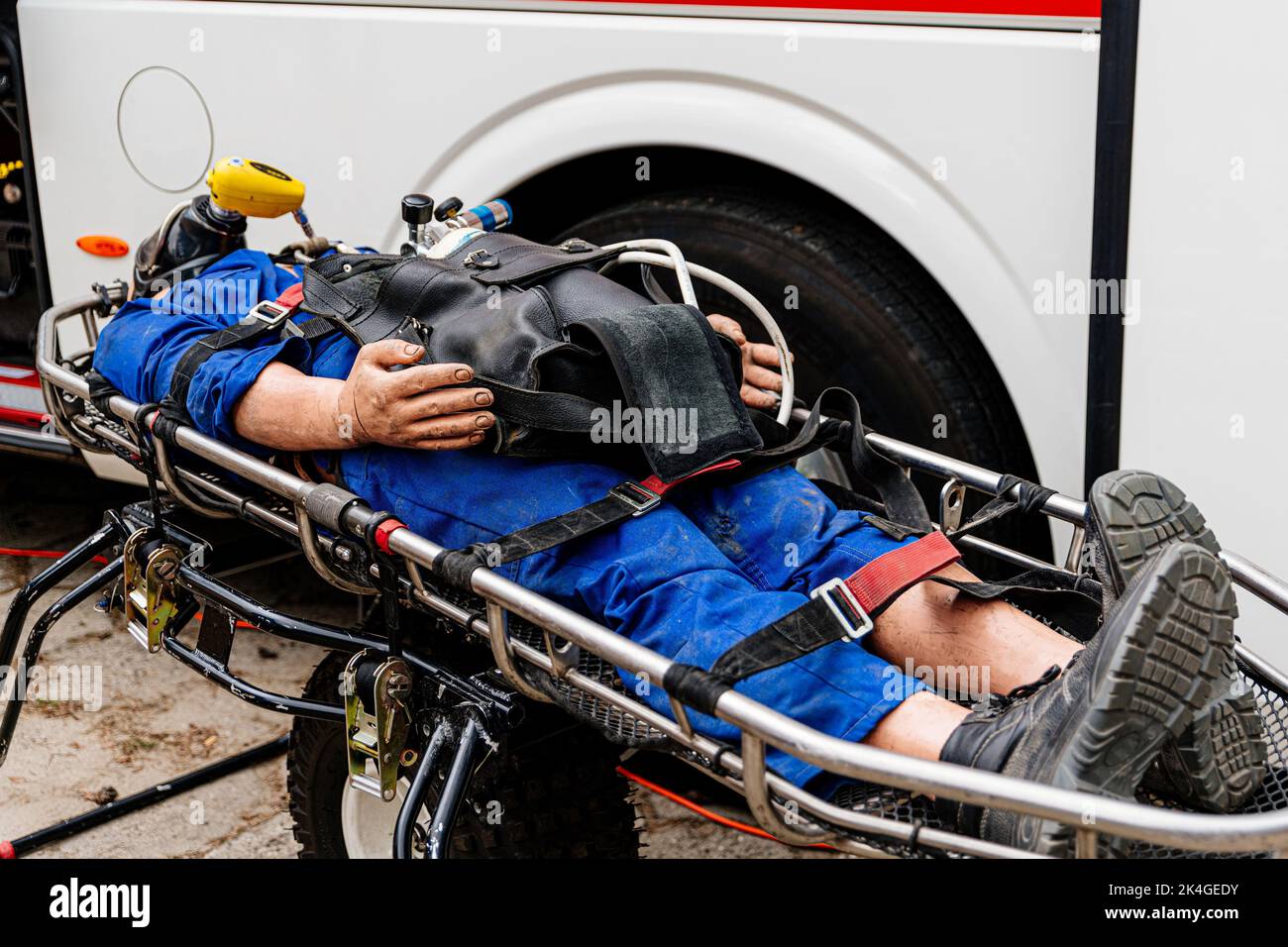 Maneking bei einem Unfall in einer Mine als verletzte Bergarbeiterin gekleidet. Stockfoto