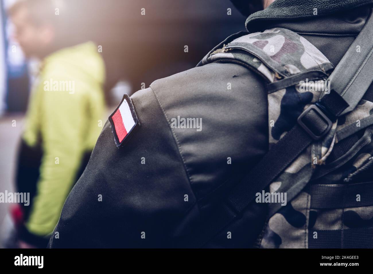 Soldat der polnischen Armee mit Tarnuniform und polnischer Flagge auf dem Ärmel. Stockfoto
