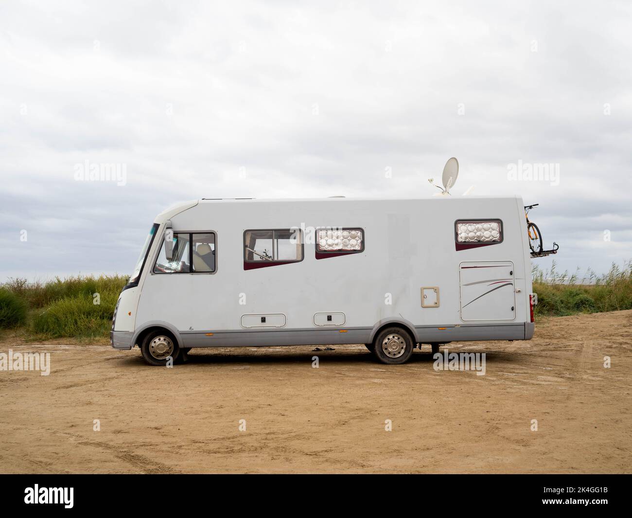 Reise-Wohnwagen auf einem Strand. Van Life-Konzept Stockfoto