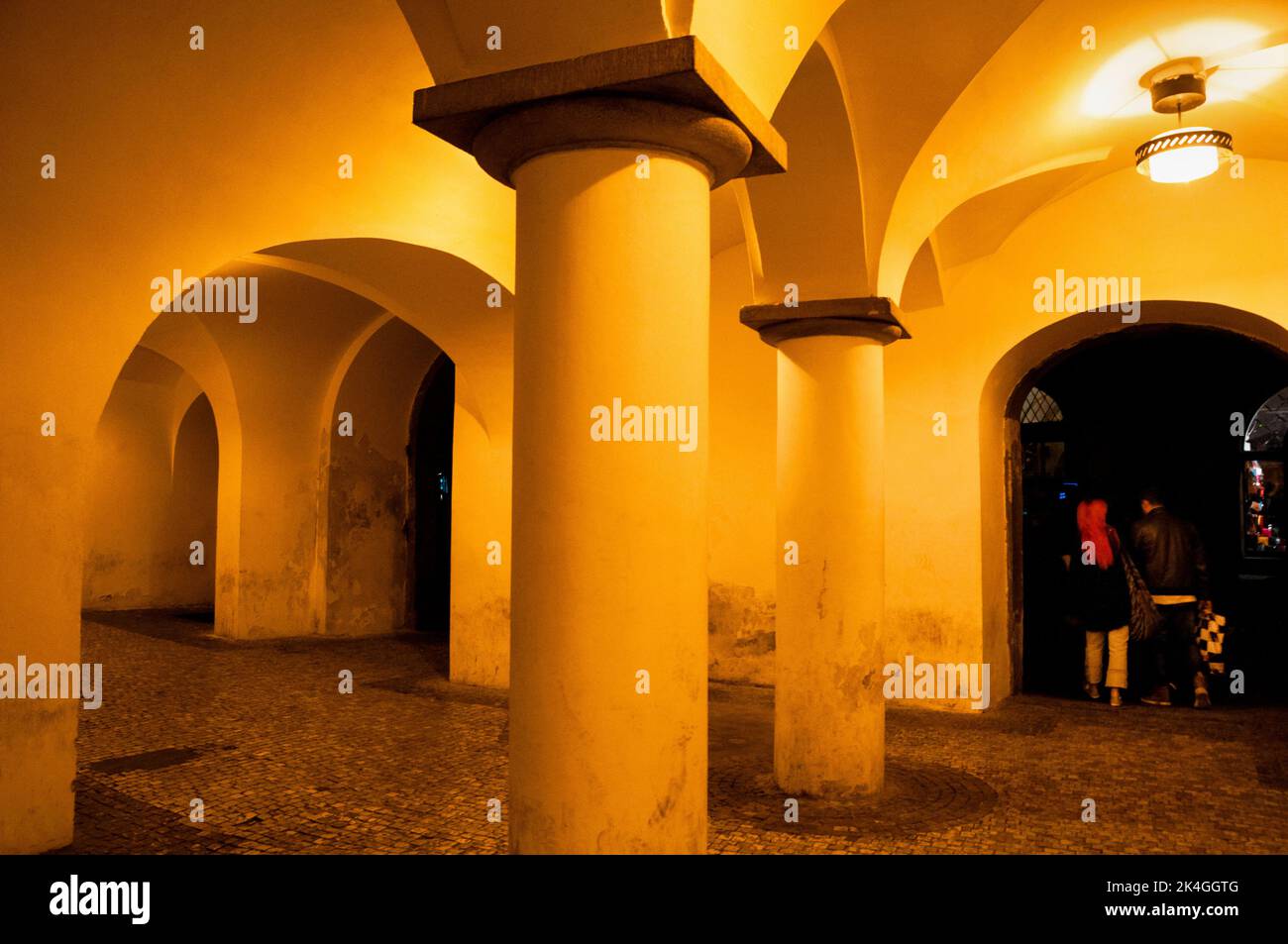 Steingewölbedecken und überdachte Gehwege in der mittelalterlichen Stadt Prag, Tschechische Republik. Stockfoto