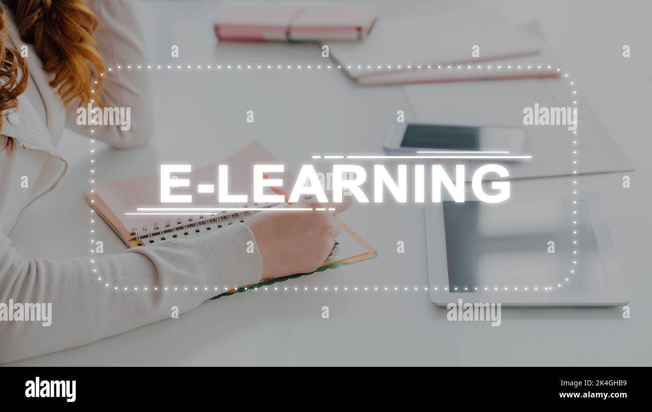 E-Learning-Kurs. Sprachkurs. Englisch Lernen. Entwicklung von Fähigkeiten. Nicht erkennbare Studentin beobachten Video-Lektion auf Tablet Notizen in virt Stockfoto