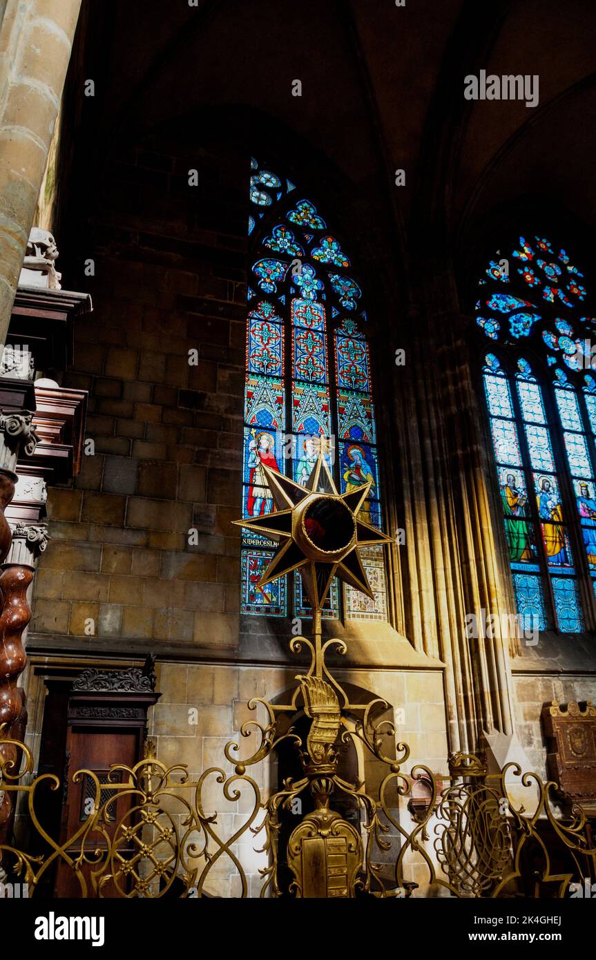 Gotische Buntglasfenster mit Tracerie an der Kathedrale der Heiligen Veits, Wenzels und Adalbert in Prag, Tschechische Republik. Stockfoto