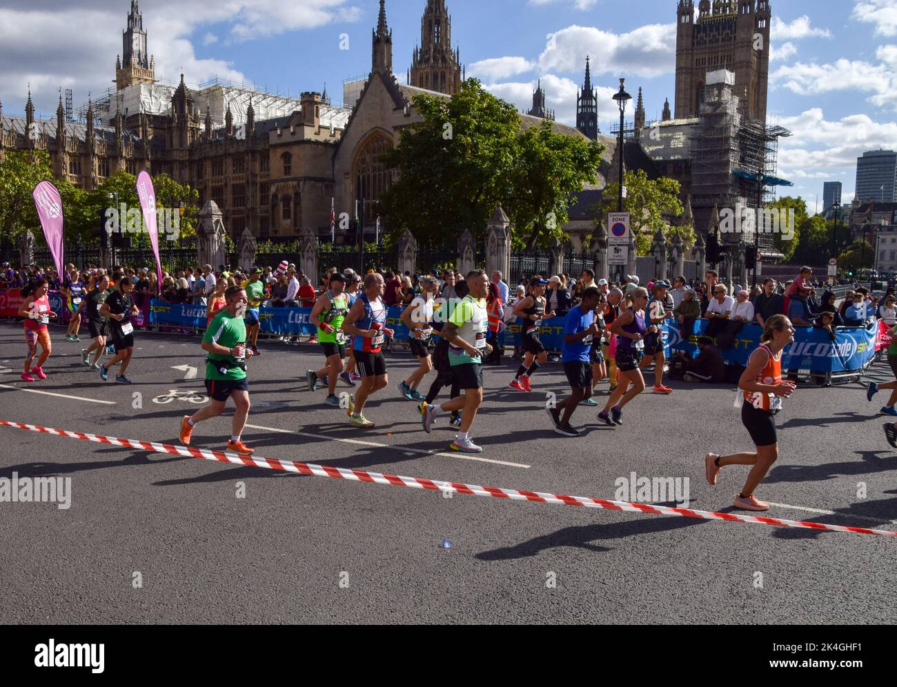 London, Großbritannien. 2.. Oktober 2022. Der London Marathon führt durch den Parliament Square, vorbei an Big Ben und Houses of Parliament. Kredit: Vuk Valcic/Alamy Live Nachrichten Stockfoto