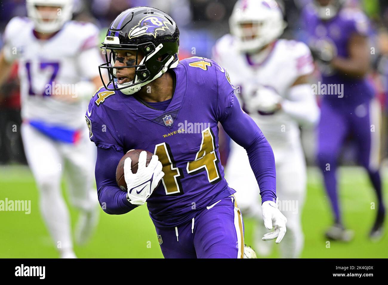 Baltimore, Usa. 02. Oktober 2022. Marlon Humphrey (44) führt in der ersten Hälfte des M&T Bank Stadium in Baltimore, Maryland, am Sonntag, den 2. Oktober 2022, einen abgefangenen Buffalo Bills Pass auf die 8 Yard Line durch. Foto von David Tulis/UPI Credit: UPI/Alamy Live News Stockfoto