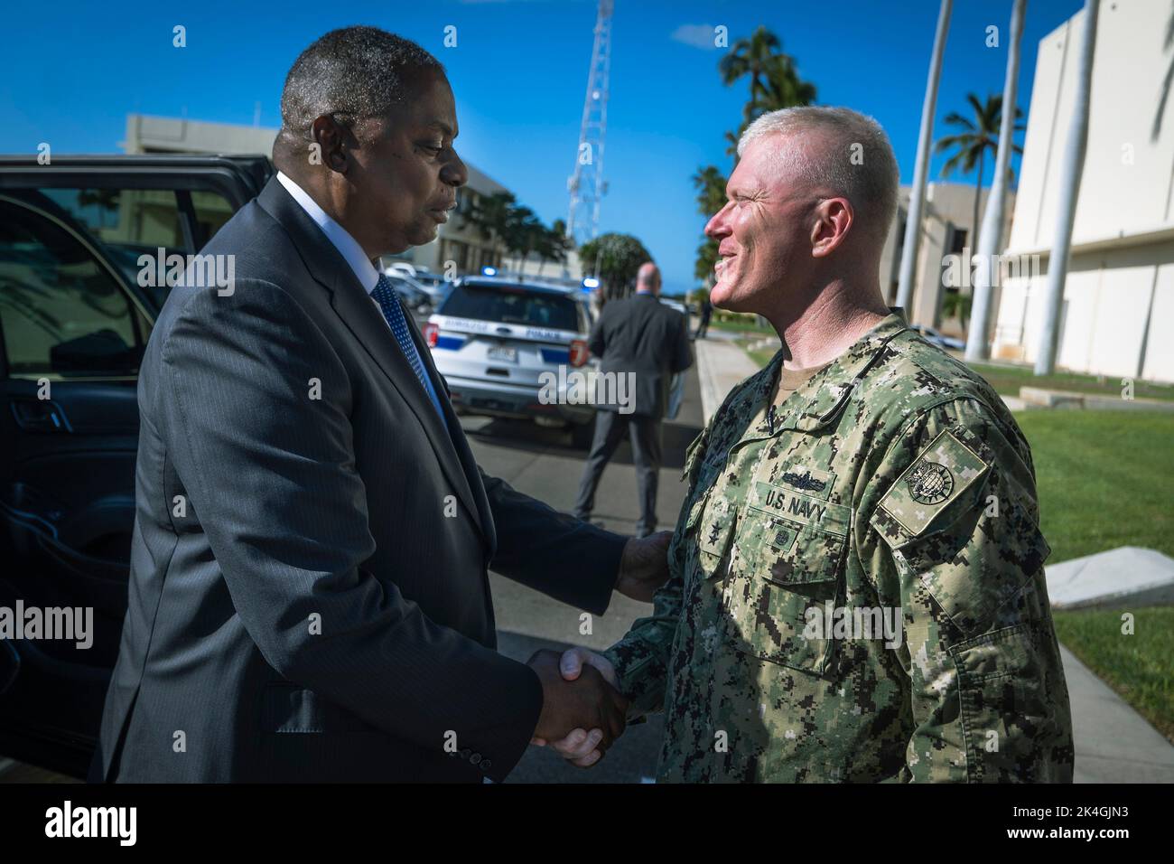 Honolulu, Vereinigte Staaten Von Amerika. 30. September 2022. Honolulu, Vereinigte Staaten von Amerika. 30. September 2022. Der US-Verteidigungsminister Lloyd J. Austin III begrüßt die US Navy Rear ADM. John Wade, Commander, Joint Task Force-Red Hill, diskutiert auf der Joint Base Pearl Harbor-Hickam, 30. September 2022 in Honolulu, Hawaii, die Krise der Wasserkontamination, die durch ausgesandten Treibstoff verursacht wurde. Quelle: Chad J. McNeeley/DOD/Alamy Live News Stockfoto