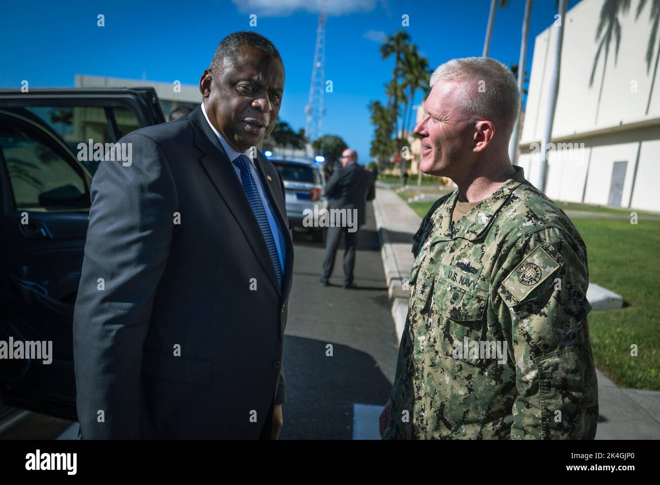 Honolulu, Vereinigte Staaten Von Amerika. 30. September 2022. Honolulu, Vereinigte Staaten von Amerika. 30. September 2022. US-Verteidigungsminister Lloyd J. Austin III, spricht mit dem US Navy Rear ADM. John Wade, Commander, Joint Task Force-Red Hill, über die Krise der Wasserkontamination, die durch ausgesandten Treibstoff auf der Joint Base Pearl Harbor-Hickam, 30. September 2022 in Honolulu, Hawaii, verursacht wurde. Quelle: Chad J. McNeeley/DOD/Alamy Live News Stockfoto