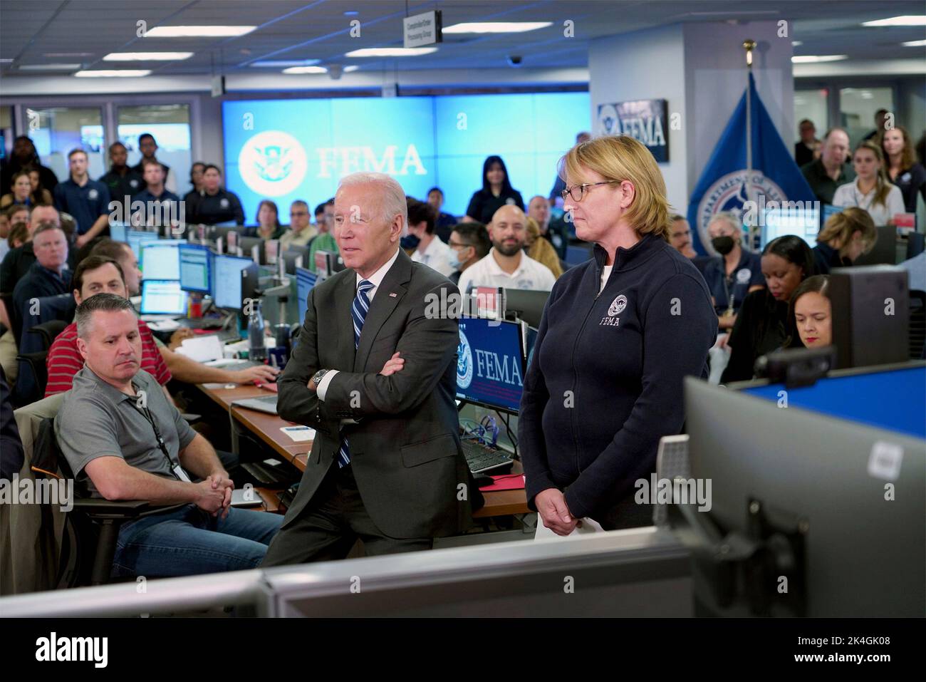 Washington, Usa. 29. September 2022. US-Präsident Joe Biden, hält den Mitarbeitern des Emergency Response Center, die FEMA-Managerin Deanne Criswell, rechts, während eines Besuchs im FEMA-Hauptquartier am 29. September 2022 in Washington, D.C. eine Stellungnahme zum Thema „der Fall ist“ ab. Quelle: Jenna Converse/FEMA/Alamy Live News Stockfoto