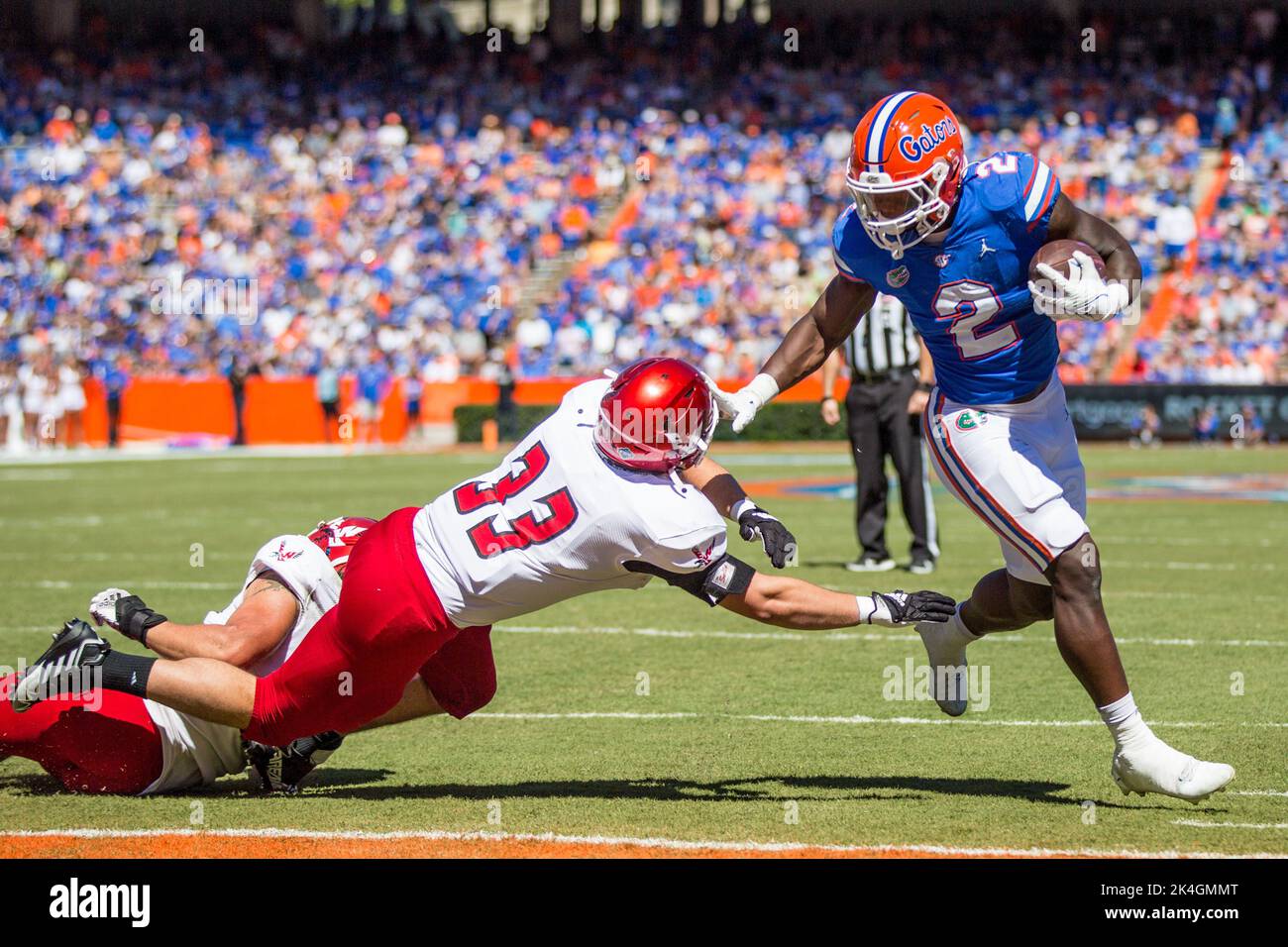 2. Oktober 2022: Florida Gators läuft zurück Montrell Johnson Jr. (2) eilt ein, um während des NCAA-Fußballspiels zwischen den Eastern Washington Eagles und den Florida Gators im Ben Hill Griffin Stadium Gainesville, FL, Punkten zu können. Jonathan Huff/CSM. Stockfoto
