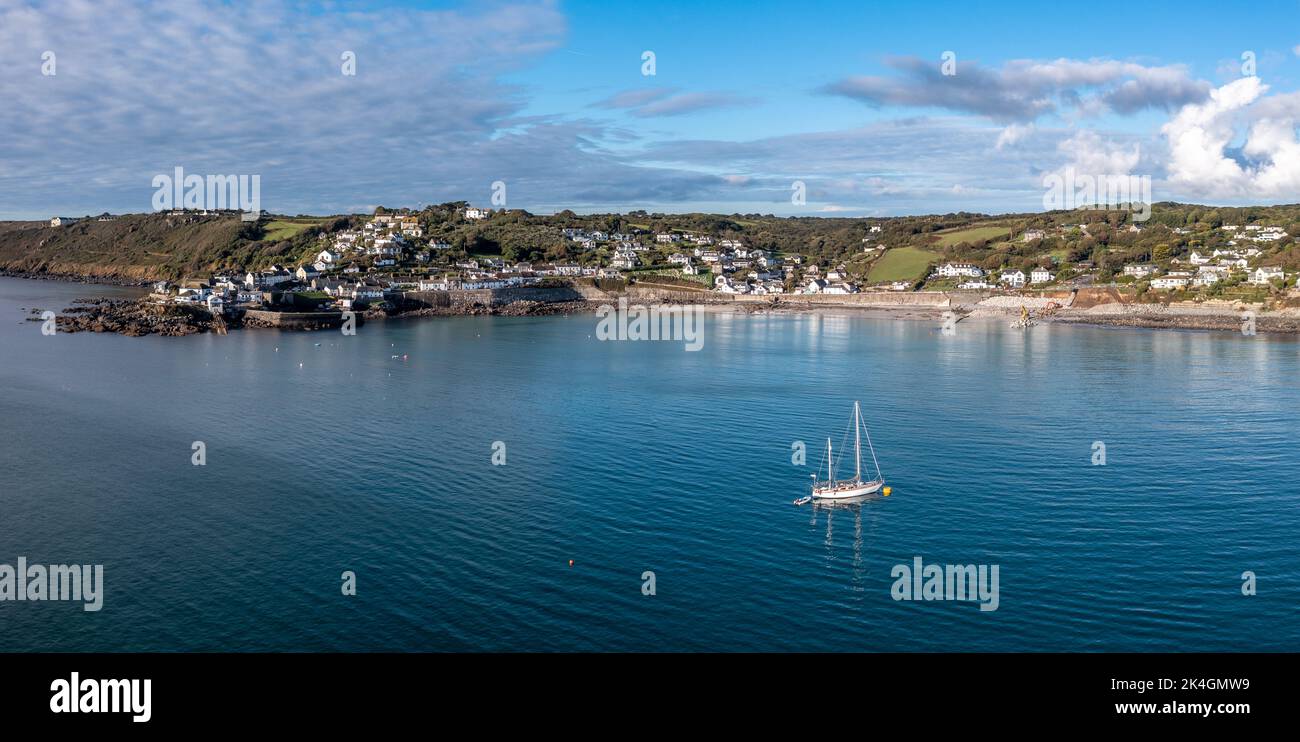 Luftpanoramasansicht des malerischen kornischen Fischerdorfes Coverack in Großbritannien mit Hafen und Wasserbucht Stockfoto