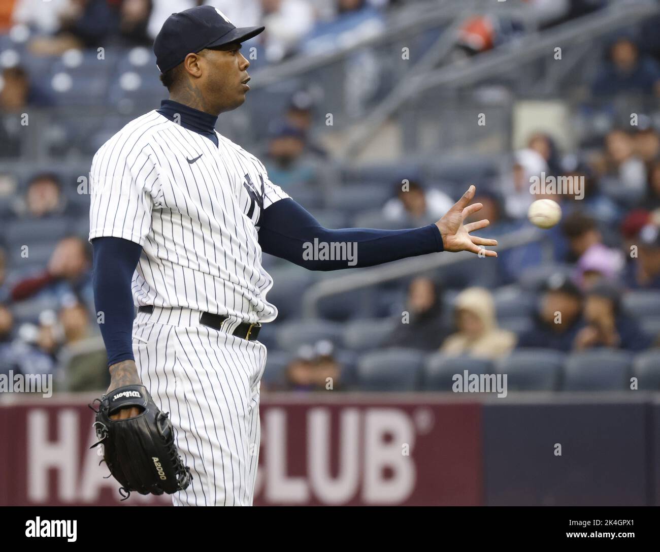 New York City, Usa. 02. Oktober 2022. Der New Yorker Yankees Pitcher Aroldis Chapman greift nach dem Ball, nachdem er am Sonntag, den 2. Oktober 2022, Baltimore Orioles Adley Rutschman mit den Basen im siebten Inning im Yankee Stadium in New York City gelaufen ist. Chapman wurde nach einem Inning aus dem Spiel genommen und durch Ron Marinaccio ersetzt. Foto von John Angelillo/UPI Credit: UPI/Alamy Live News Stockfoto