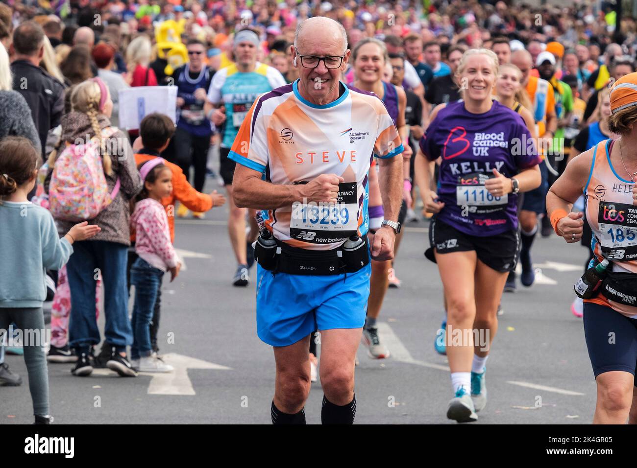 London, 2.. Oktober 2022. Mehr als 40.000 Teilnehmer gehen zum London Marathon 42. auf die Straßen der Hauptstadt. Die Veranstaltung, die Eliteläufer und Rollstuhlfahrer anzieht, bringt auch Millionen Pfund für wohltätige Zwecke durch die Teilnahme von Club- und Fitnessläufern zusammen mit denen, die nur die 26 Meilen Herausforderung annehmen wollen. Ein reifer Mann, der zur Unterstützung der Alzheimer's Research Charity läuft. Stockfoto