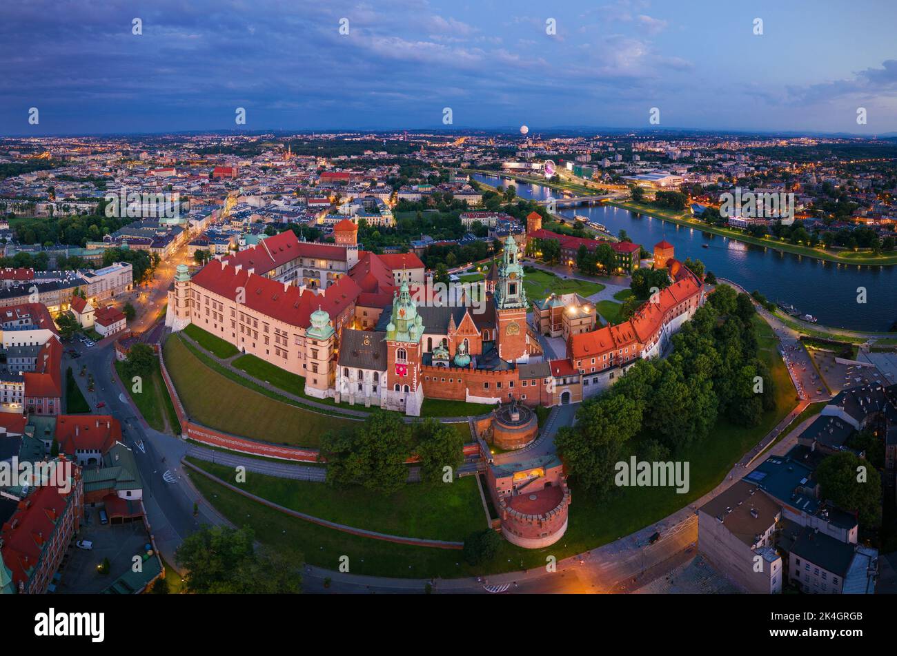 Polen, Krakau - Nachtsicht auf den Wawel-Komplex, das Wawel-Schloss und die Weichsel Stockfoto