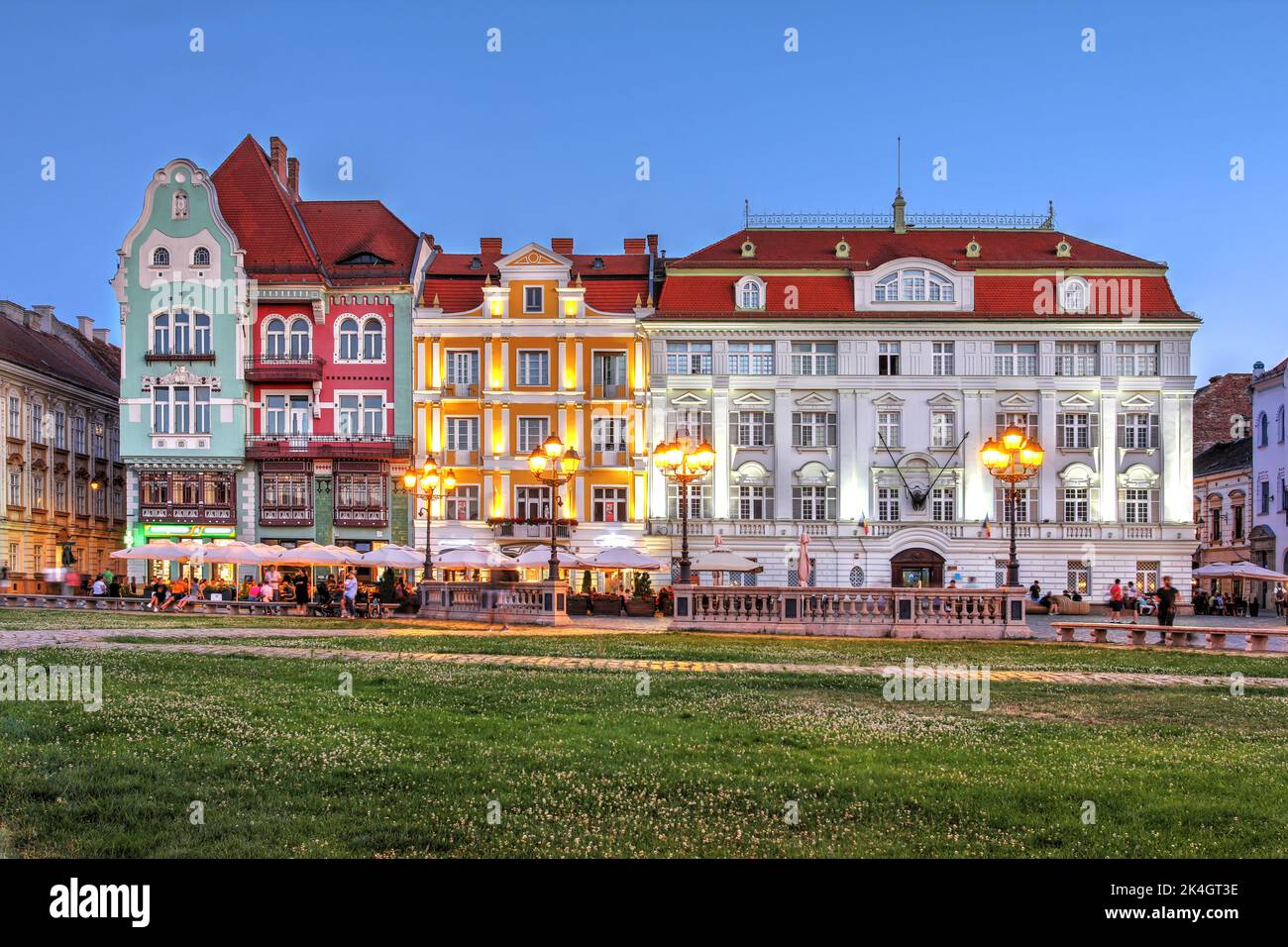 Schöne Reihe von Häusern in Piata Unirii (Union Square), Timisoara, Rumänien während eines Sommerabends. Von links nach rechts: Brück-Haus (im Jugendstil st Stockfoto