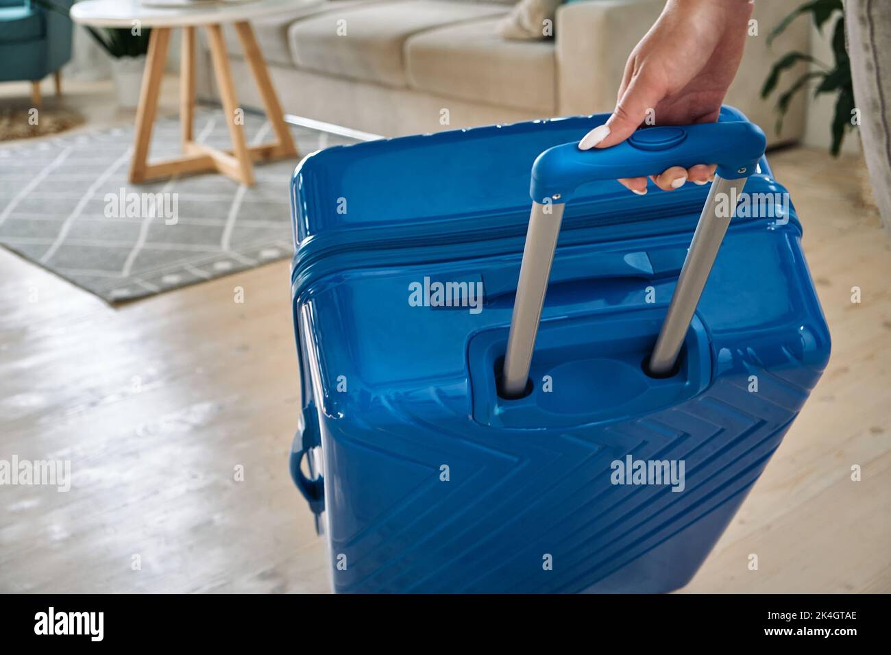 Eine unpersönliche Frau mit einem Koffer wird gezwungen, ihr Haus zu verlassen. Zwangsumsiedlung, Flucht aus dem Land, geschlossene Grenzen Stockfoto