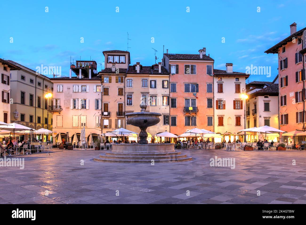 Schöne Häuser, die sich in der Nacht auf der Piazza San Giacomo (auch bekannt als Piazza Giacomo Matteotti oder Mercato Nuovo - Neuer Markt) in Udine, Italien, befinden. Stockfoto