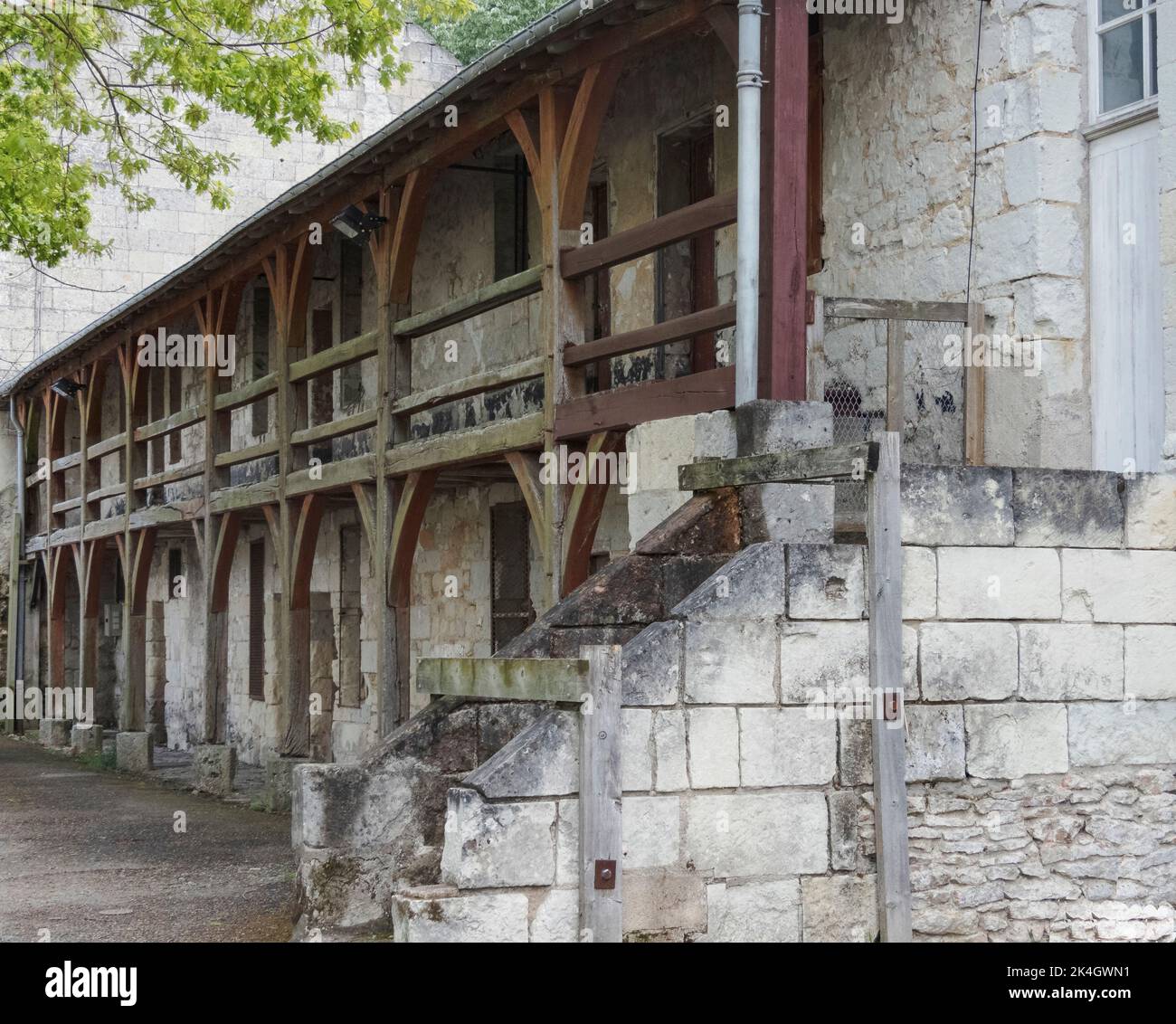 Altes und verderbtes Gebäude aus hellem Stein, die Treppen waren aus Sicherheitsgründen abgesperrt Stockfoto