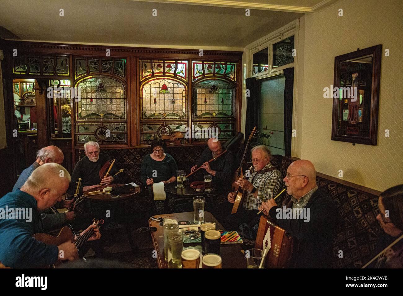 Traditionelle Musik im Peveril of the Peak Pub in der Great Bridgewater St, Manchester, Großbritannien Stockfoto