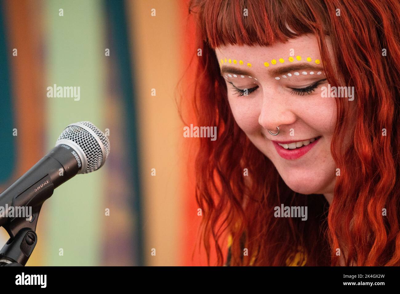 YOUNG, HOLLIE SÄNGERIN, ADWAITH: Die junge walisische Band Adwaith spielt das Rough Trade Tent beim Green man Festival 2019 in Wales, Großbritannien. Foto: Rob Watkins. Stockfoto