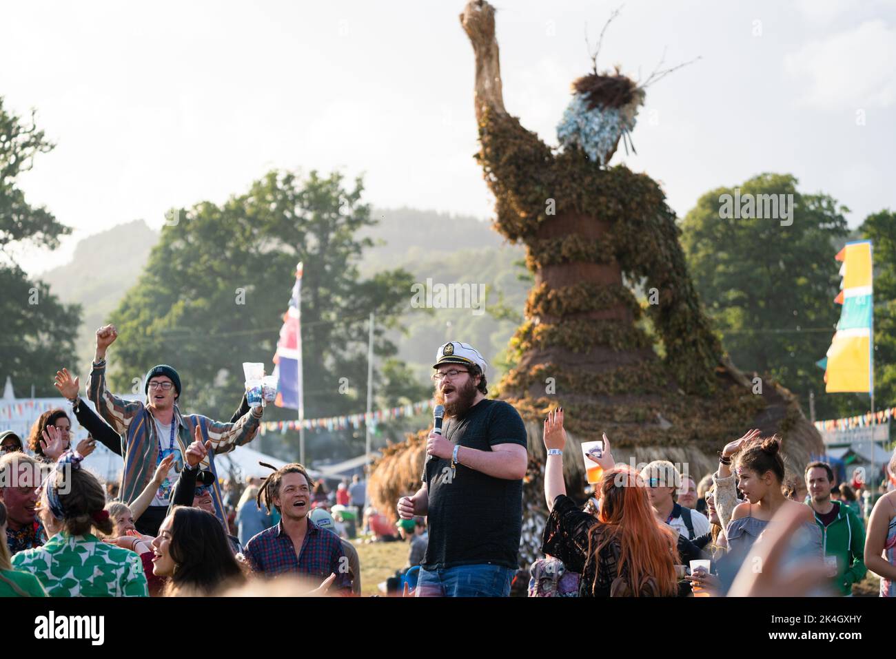 Beim Green man Festival 2019 in Brecon, Wales, Großbritannien, tanzt eine verrückte Menge unter dem Riesen Wicker man man man man man man. Foto: Rob Watkins Stockfoto
