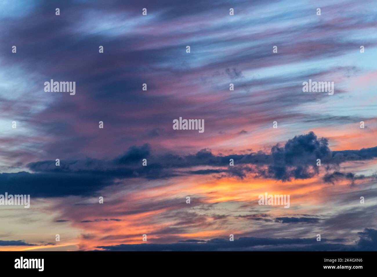 Wolkiger Himmel und farbenprächtiger Sonnenuntergang am Abend - Coucher de Soleil avec des nuages colorés dans le ciel Stockfoto