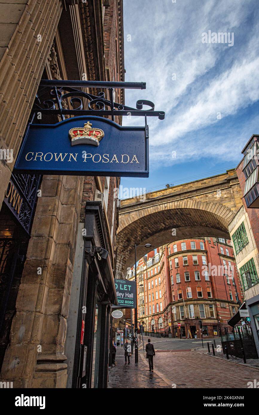 Großbritannien, England, Tyneside, Newcastle upon Tyne, Seite vorbei unter Eisenbahnbrücke am Crown Posada pub Stockfoto