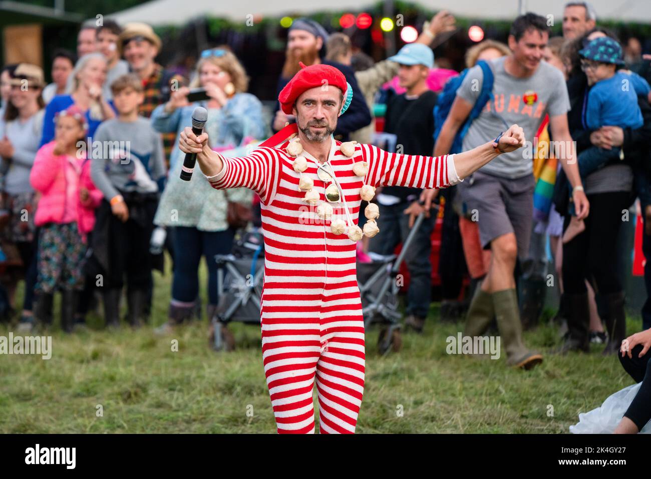Green man Festival 2019 – ein beliebtes Musikfestival in Wales, Großbritannien. Bildnachweis: Rob Watkins. Im Bild: Eine riesige dumme Spielshow im Familienfeld Stockfoto