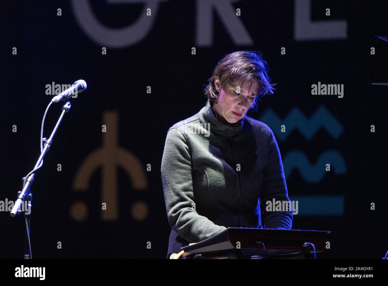 LAETITIA SADLER, STEREOLAB: Lætitia Sadier von Stereolab ist die Hauptrolle auf der Mountain Stage beim Green man Festival 2019 – einem Musikfestival in Wales, Großbritannien. Stockfoto