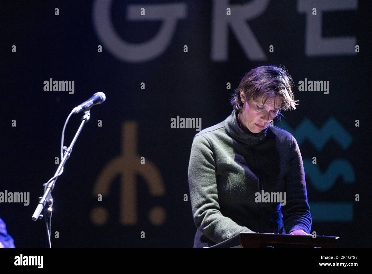 LAETITIA SADLER, STEREOLAB: Lætitia Sadier von Stereolab ist die Hauptrolle auf der Mountain Stage beim Green man Festival 2019 – einem Musikfestival in Wales, Großbritannien. Stockfoto