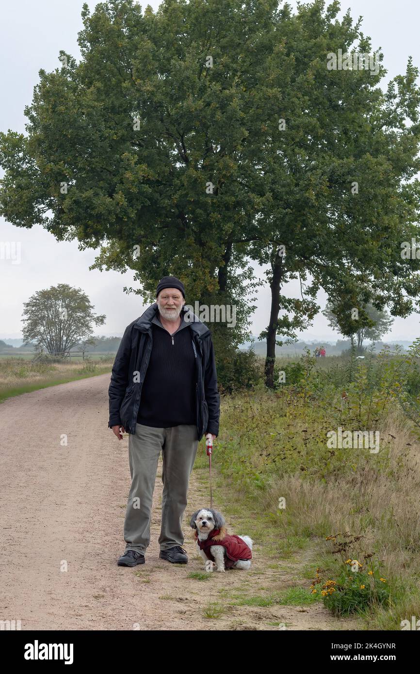 Mann auf einem Hundespaziergang Stockfoto