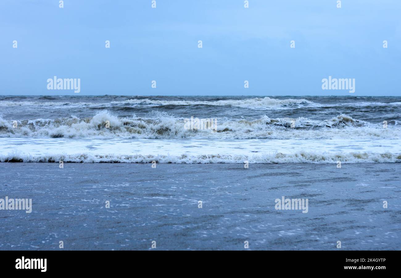 Blaues Meer Wellen gegen klaren blauen Himmel Horizont. Hintergrund Der Natur. Stockfoto