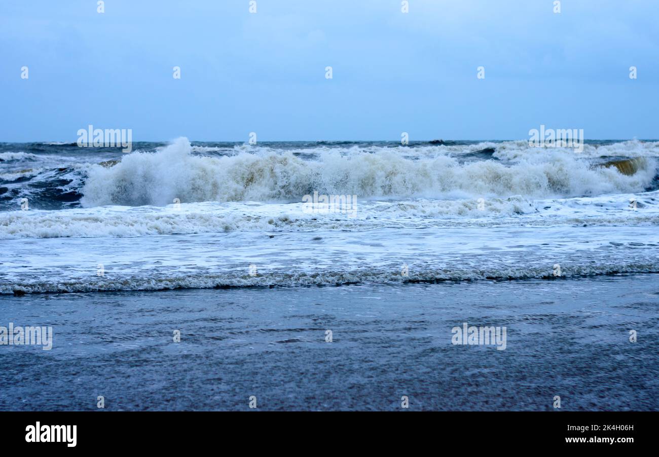 Blaues Meer Wellen gegen klaren blauen Himmel Horizont. Hintergrund Der Natur. Stockfoto